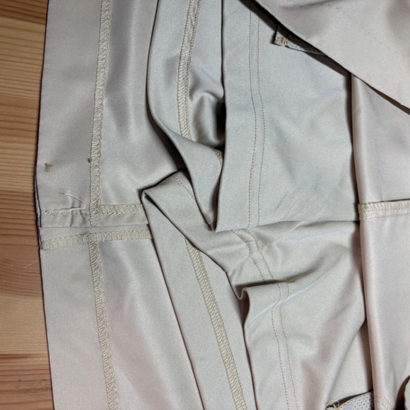 IZOD Easy Care Poly Golf Skorts Multi Pocket w/ Belt Khaki US Sz 16 Like New! - Picture 9 of 10